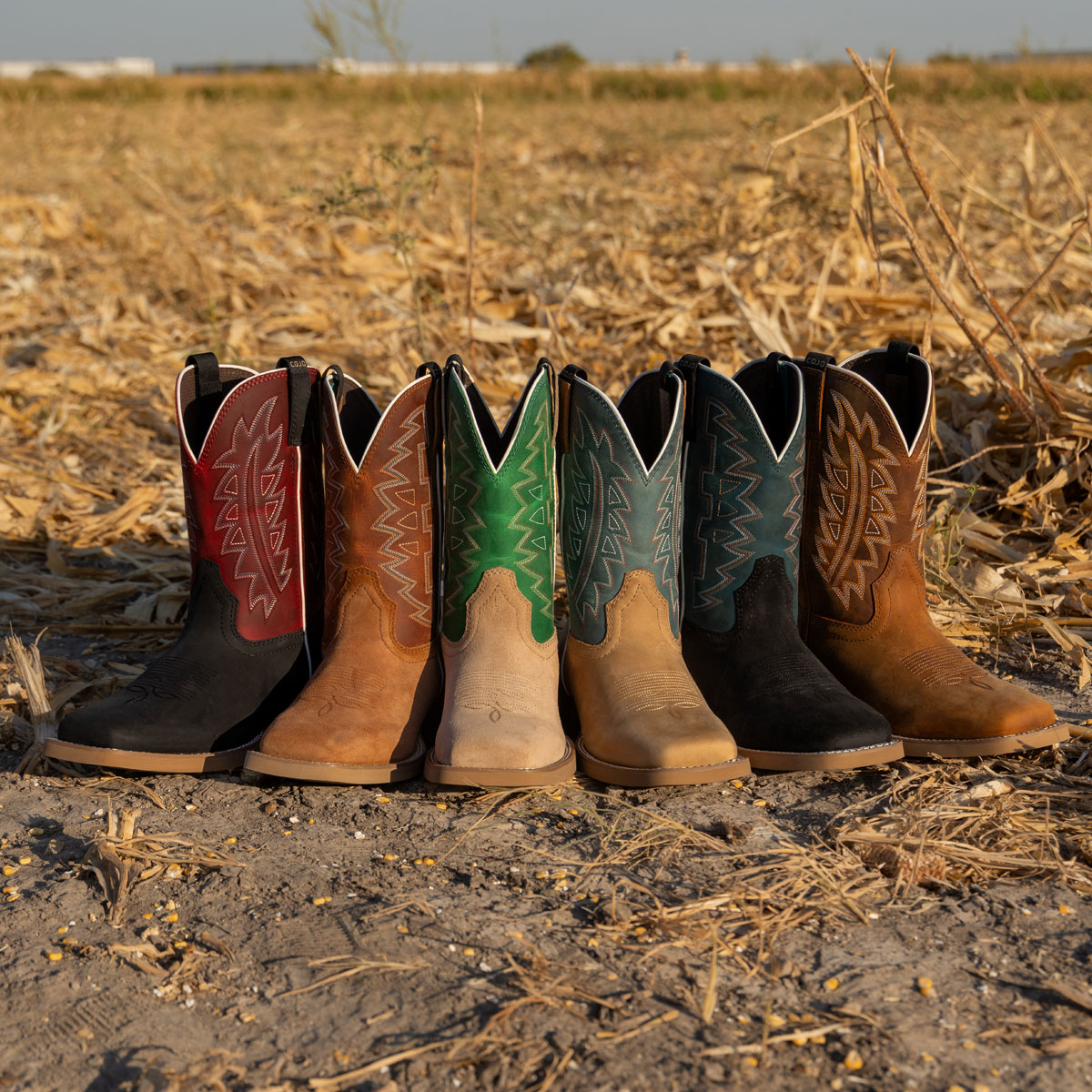 Botas vaqueras para hombre Dear Rodeo de 11 pulgadas en colores tostado, &oacute;xido y negro. Botas vaqueras para hombre Honky Tonk de 11 pulgadas en colores tostado claro, marr&oacute;n y negro. Compra la Colecci&oacute;n Cody Johnson.