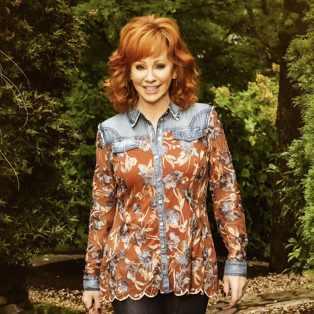 Reba Mcentire posing for the camera.